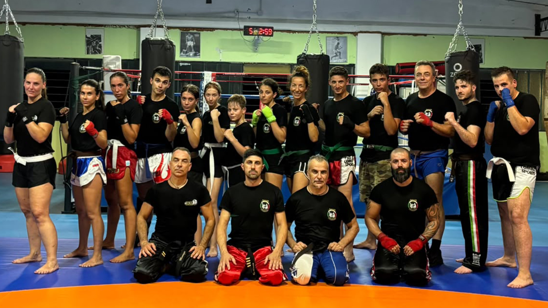 Allievi con guantoni sul ring della palestra